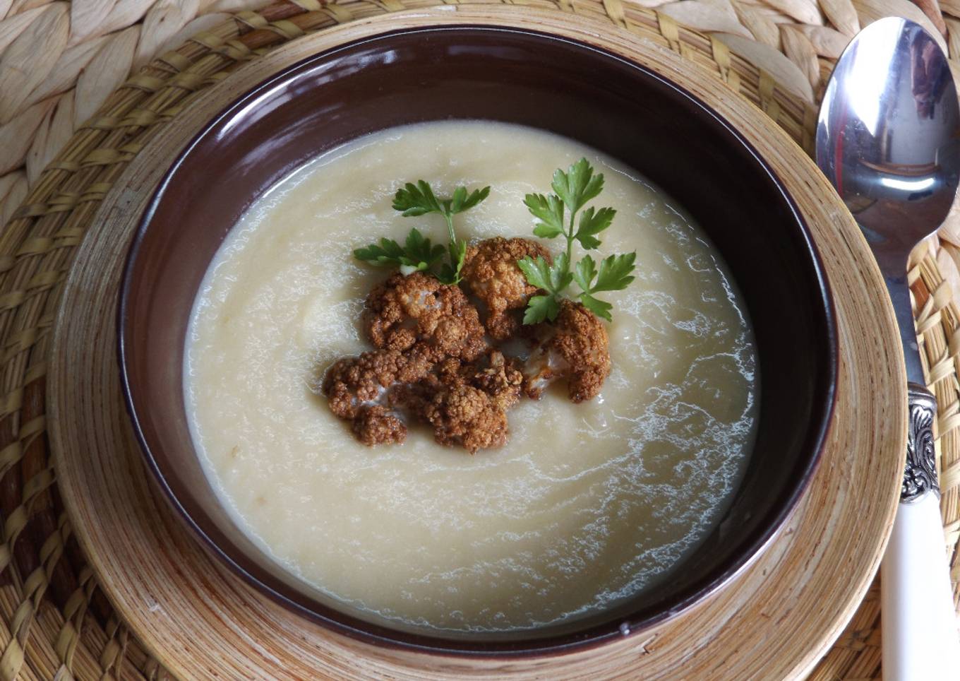 Sopa crema de brécol con puerro y ajos, fría o caliente