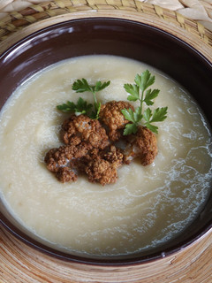 Una foto de Sopa crema de brécol con puerro y ajos, fría o caliente