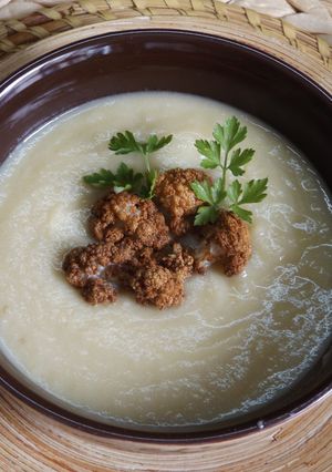 Una foto de Sopa crema de brécol con puerro y ajos, fría o caliente