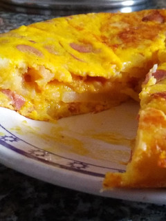 Una foto de Tortilla con queso y salchichas