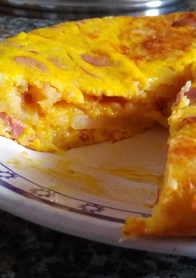 Una foto de Tortilla con queso y salchichas