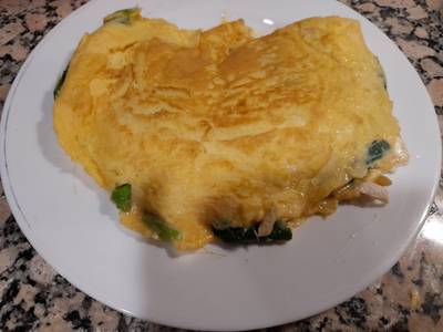 Tortilla de espinacas, piñones y rulo de cabra