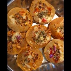 A picture of Pizza puri.