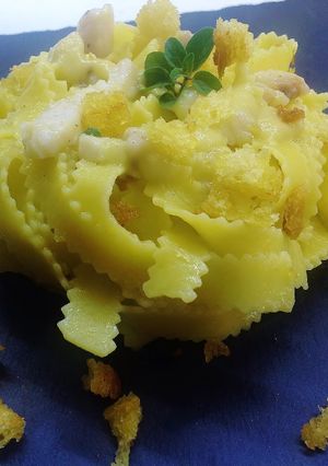 Foto di Reginelle con filetto di pesce persico mantecate con crema di acciughe e porro