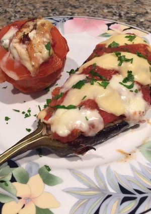 Una foto de Berenjena y tomates rellenos con arroz
