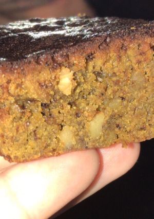 Una foto de Brownie de chocolate blanco, té matcha y nueces