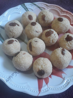 बिन पाकाचे रवा लाडू (bina pakache rava ladoo recipe in marathi) रेसिपी चे मुख्य फोटो
