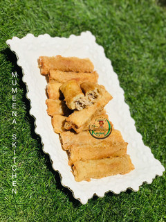 A picture of Chicken bread rolls.