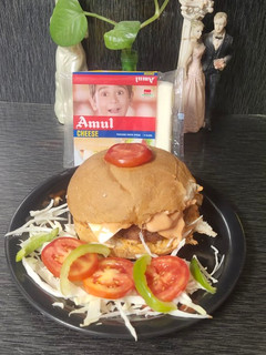 વેજ. બર્ગર(Veg Burger Recipe in Gujarati) રેસીપી મુખ્ય ફોટો