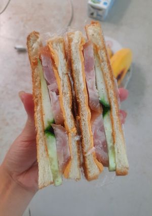 Hình của món Bánh mỳ sanwhich kẹp chân giò hun khói.