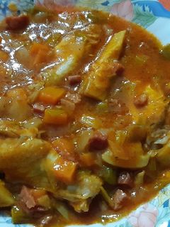 Una foto de Alitas de pollo guisadas con verduras y taquitos de jamón