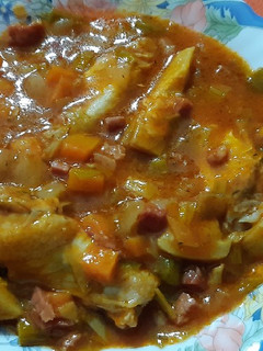 Una foto de Alitas de pollo guisadas con verduras y taquitos de jamón