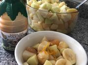 Una foto de ensalada de mandarina con pepino