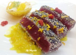 Foto di Tonno marinato, con cipolla caramellata all'arancia e cestino di spaghetti  con finocchio e arancia
