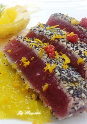 Foto di Tonno marinato, con cipolla caramellata all'arancia e cestino di spaghetti con finocchio e arancia