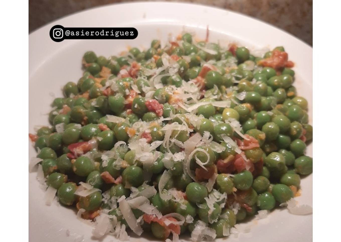 Guisantes salteados con un sofrito de jamón serrano y ajo