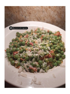 Foto principal de Guisantes salteados con un sofrito de jamón serrano y ajo