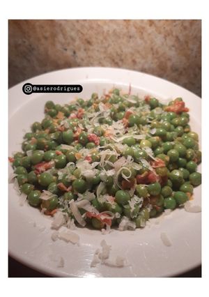 Foto principal de Guisantes salteados con un sofrito de jamón serrano y ajo