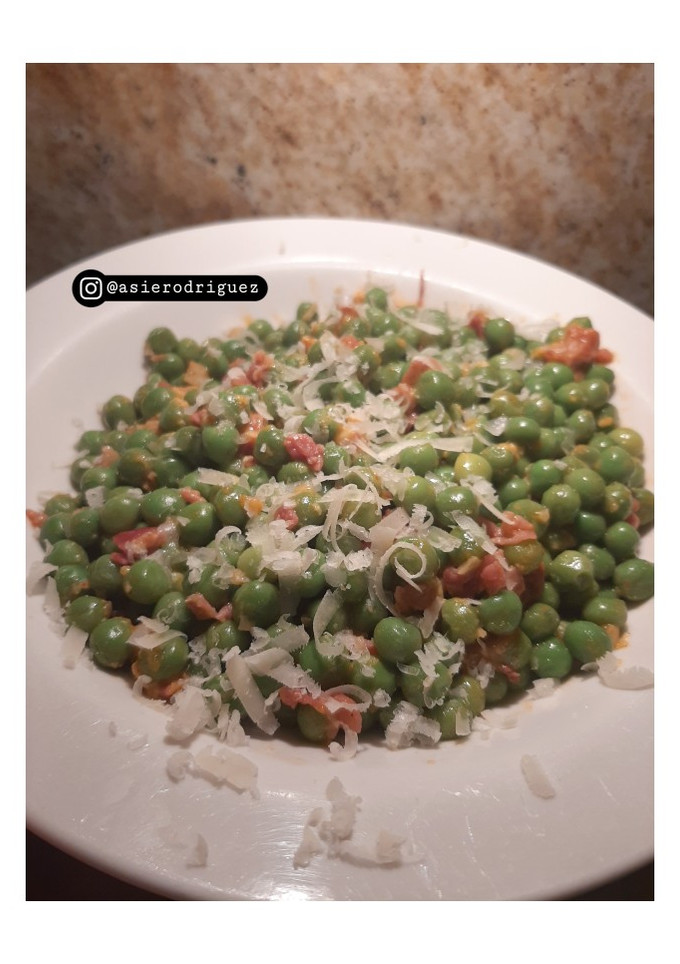 Una foto de Guisantes salteados con un sofrito de jamón serrano y ajo