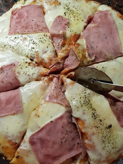 Una foto de Pizza media masa mozzarella y jamón.🍕😊