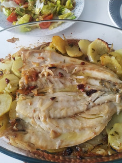 Una foto de Corvina al horno con patatas