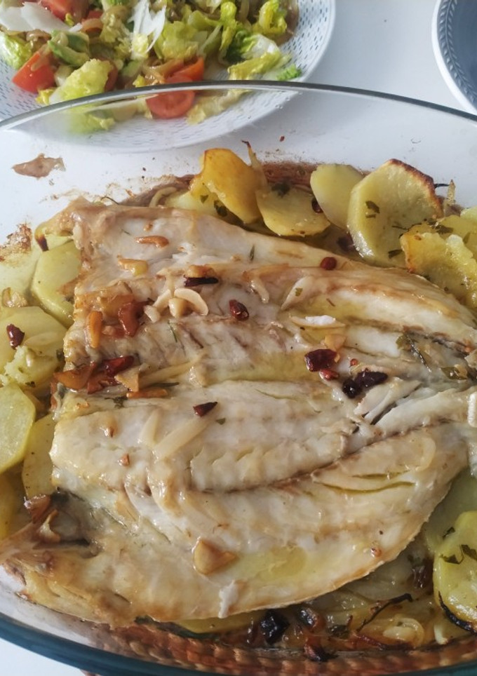 Una foto de Corvina al horno con patatas
