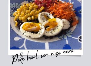 Foto di Pokè bowl con riso nero
