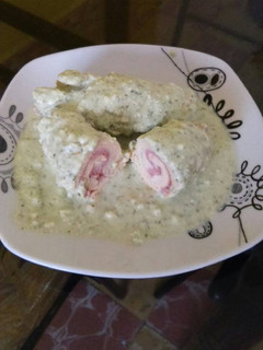 Una foto de Pechugas rellenas en crema de perejil