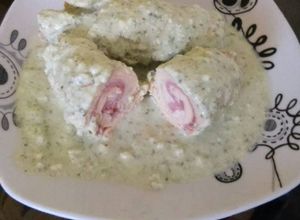 Una foto de Pechugas rellenas en crema de perejil