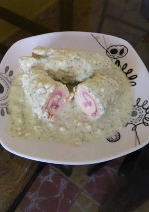 Una foto de Pechugas rellenas en crema de perejil