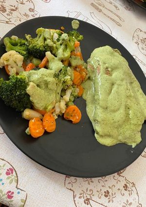 Una foto de Pollo con crema de cilantro y verduras