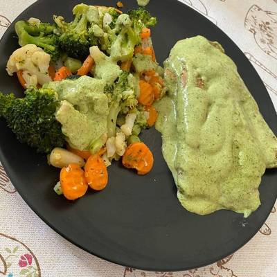 Pollo con crema de cilantro y verduras Receta de Fabiola Jimenez- Cookpad