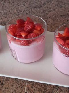 Una foto de Postre de fresa en vasitos rico y muy rápido