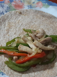 Una foto de Fajitas integrales de pollo con toque de Moriles