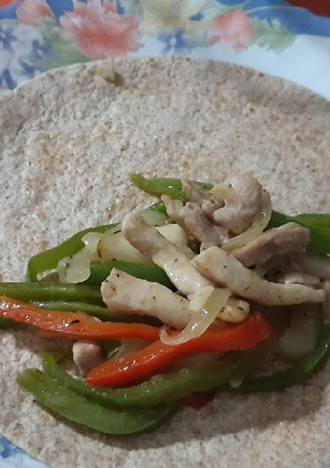 Una foto de Fajitas integrales de pollo con toque de Moriles