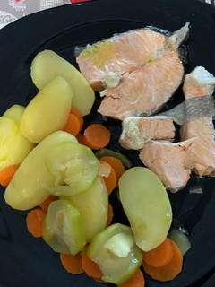 Una foto de Salmón con patata zanahoria y calabacín al vapor en Mambo