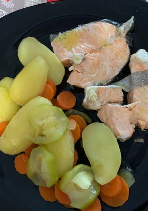 Una foto de Salmón con patata zanahoria y calabacín al vapor en Mambo