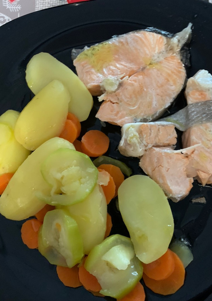 Una foto de Salmón con patata zanahoria y calabacín al vapor en Mambo