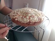 Una foto de crumble de manzana con aceite