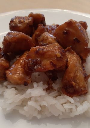A picture of General Tso Chicken & Rice.