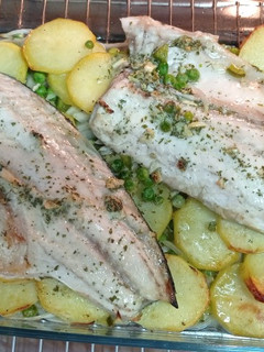Una foto de Lubina al horno súper fácil