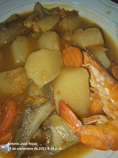Una foto de Estofado de alcachofas, patatas y langostinos