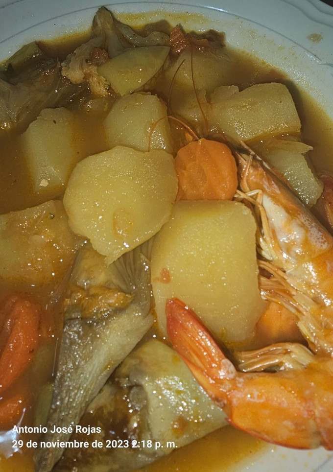 Una foto de Estofado de alcachofas, patatas y langostinos