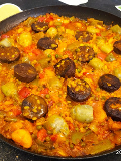 Una foto de Paella valenciana de morcilla