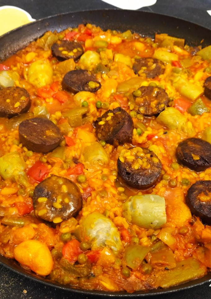 Una foto de Paella valenciana de morcilla