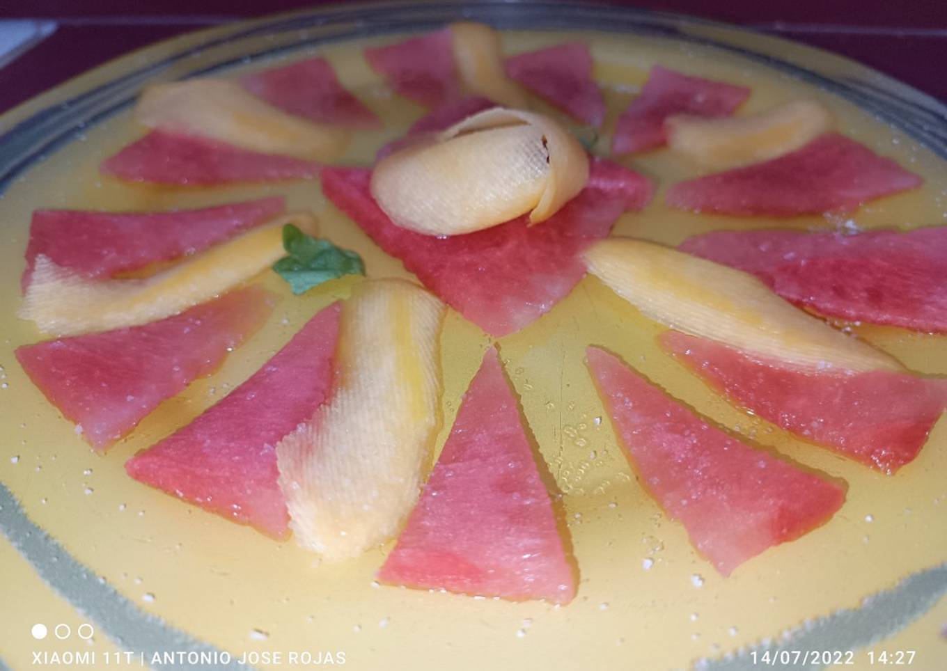 Carpaccio de sandía y melocotón, con sal