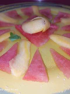 Una foto de Carpaccio de sandía y melocotón, con sal