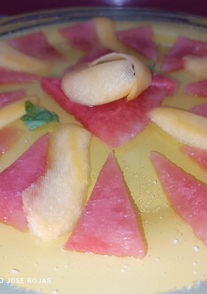 Una foto de Carpaccio de sandía y melocotón, con sal