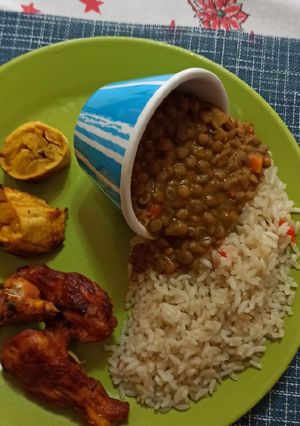Una foto de Cacerito de Lentejas con arroz, maduro y pollini