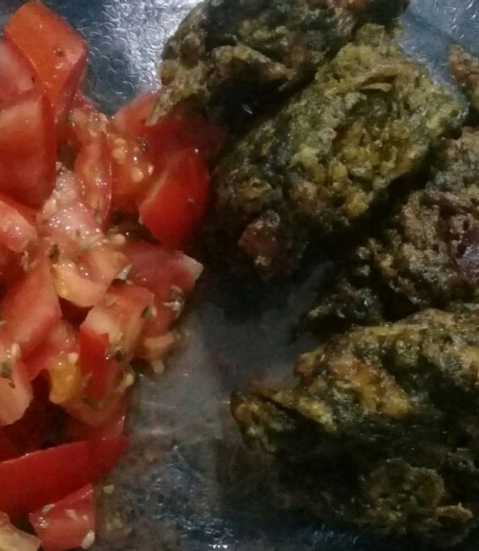 Una foto de Torrejas de acelga acompañadas con tomate 😁